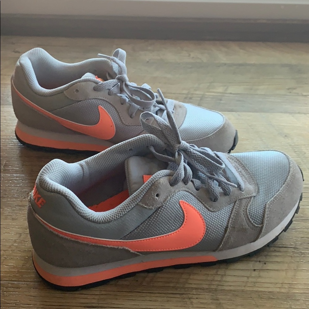 Lightly used nike women’s tennis shoes - size 8.5